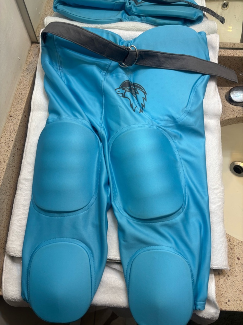 Blue Size Medium pants are integrated football practice